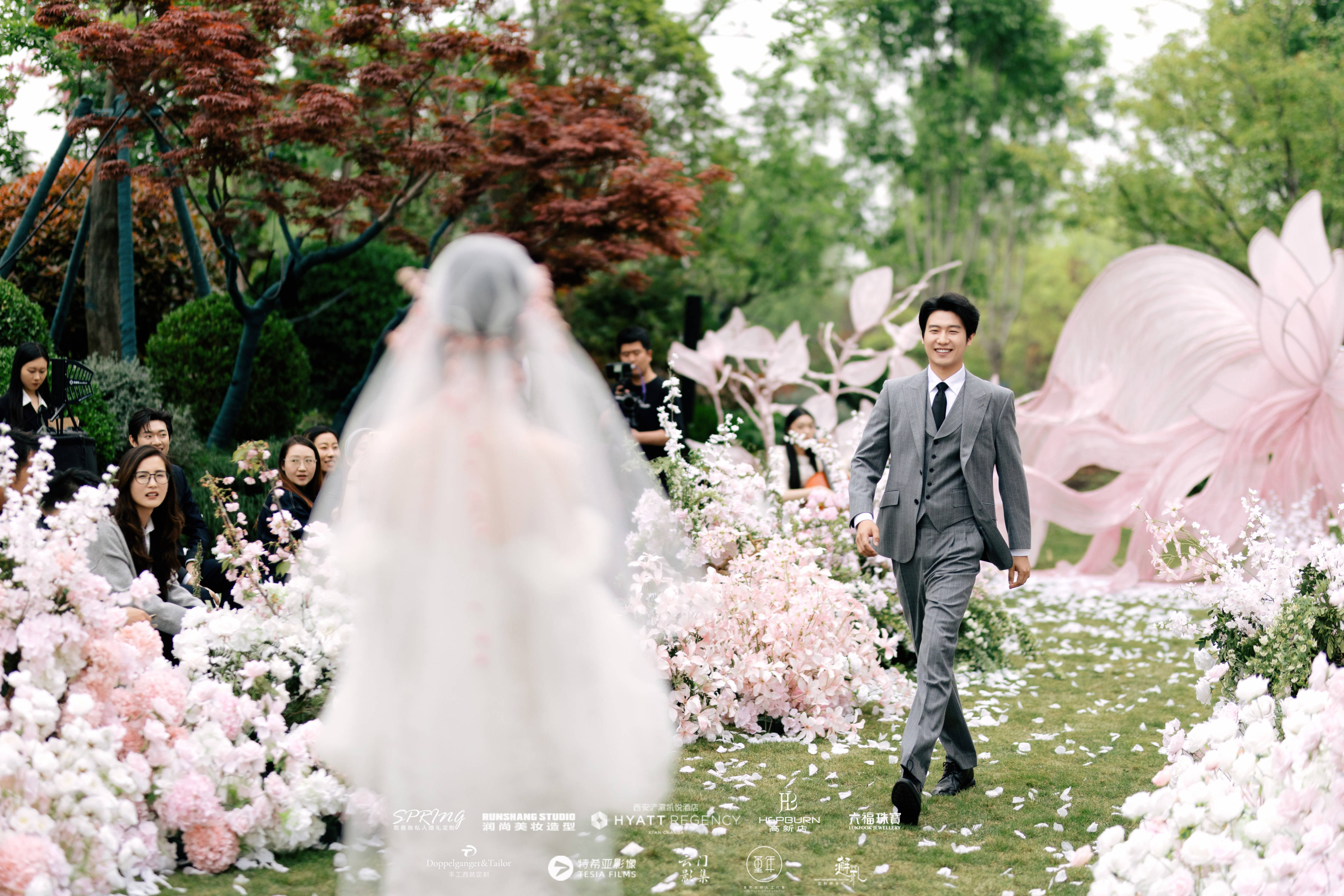 户外草坪婚礼新人入场